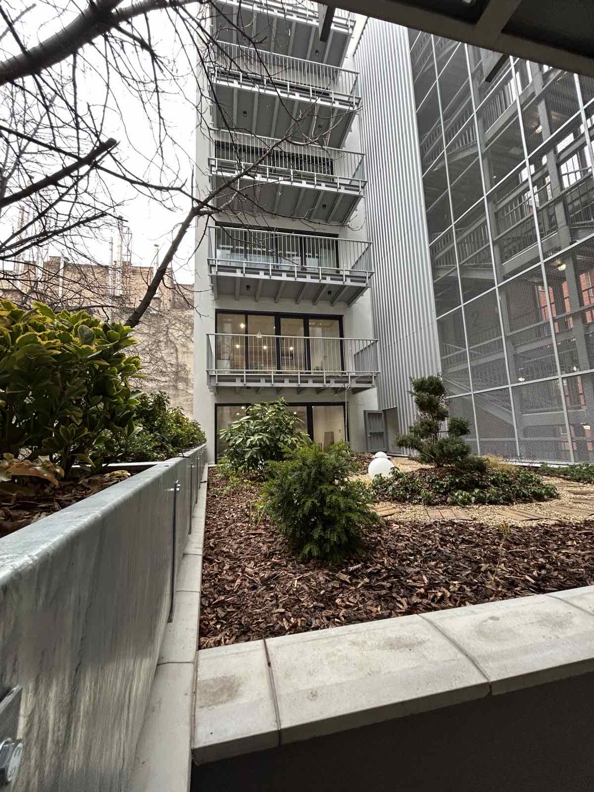 Budapest, VIII. kerület lakóépület teraszainak készítése és belső udvari zöldtető kialakítása.